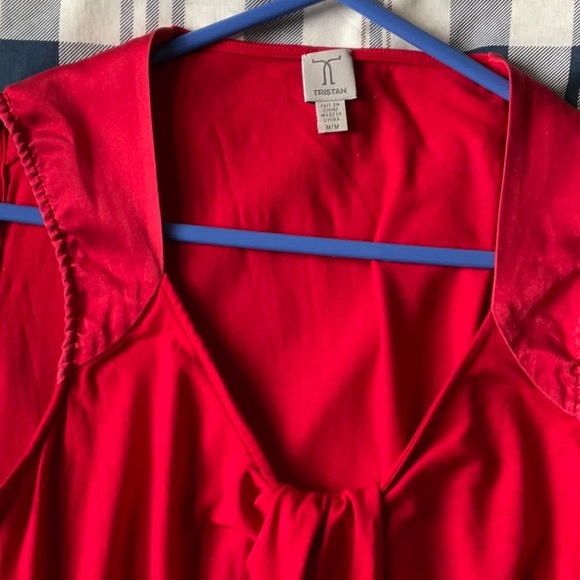 Red sleeveless top - Picture 6 of 7